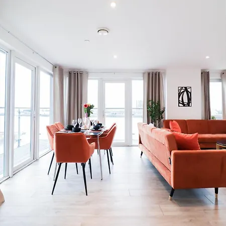 Serene 2-Bedroom Apartment By The River London