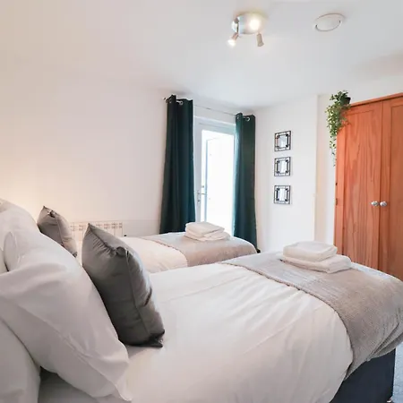 Serene 2-Bedroom Apartment By The River