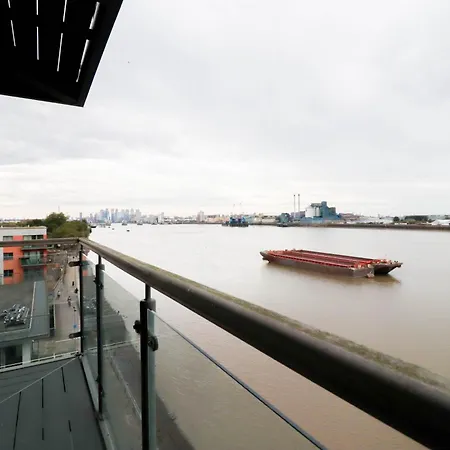 Serene 2-Bedroom Apartment By The River Apartment London