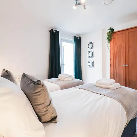 Serene 2-Bedroom Apartment By The River *