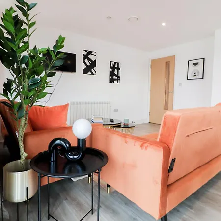 Serene 2-Bedroom Apartment By The River Apartment *