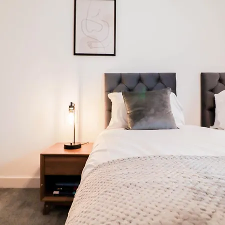 Serene 2-Bedroom Apartment By The River Apartment *