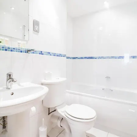 Serene 2-Bedroom Apartment By The River Apartment London