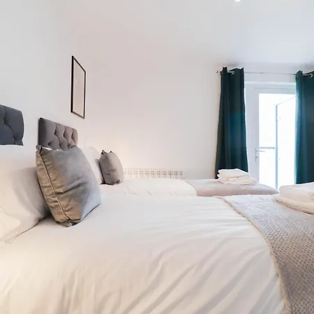 Serene 2-Bedroom Apartment By The River London