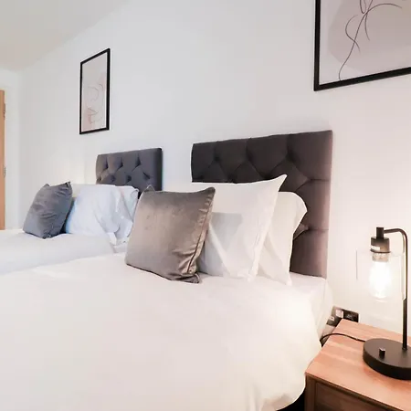 Serene 2-Bedroom Apartment By The River Apartment *