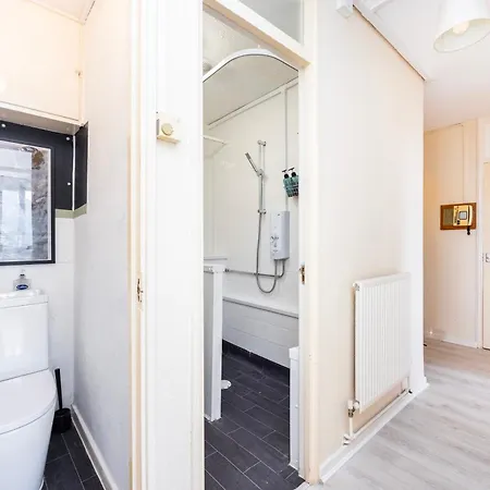 Poplar - Sleep 4-5 - Ideal For Business Travellers & Contractors - Near Canary Wharf And Dlr Station - Parking Tickets Available On Request *
