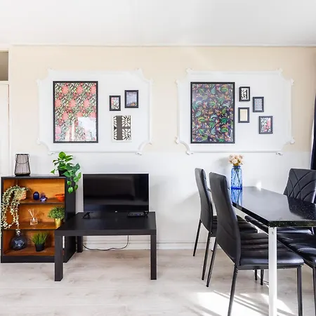 Poplar - Sleep 4-5 - Ideal For Business Travellers & Contractors - Near Canary Wharf And Dlr Station - Parking Tickets Available On Request Apartment London