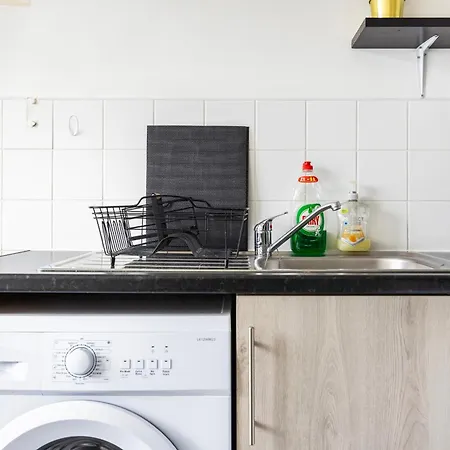Poplar - Sleep 4-5 - Ideal For Business Travellers & Contractors - Near Canary Wharf And Dlr Station - Parking Tickets Available On Request Apartment *