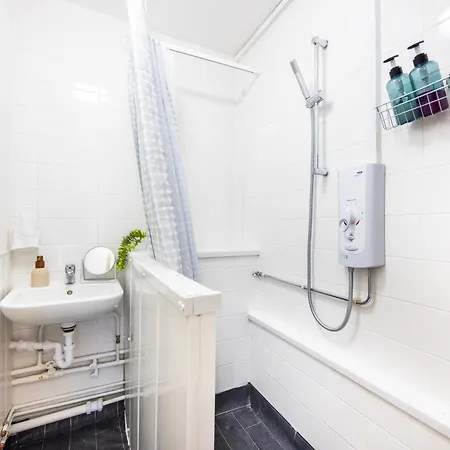 Poplar - Sleep 4-5 - Ideal For Business Travellers & Contractors - Near Canary Wharf And Dlr Station - Parking Tickets Available On Request *