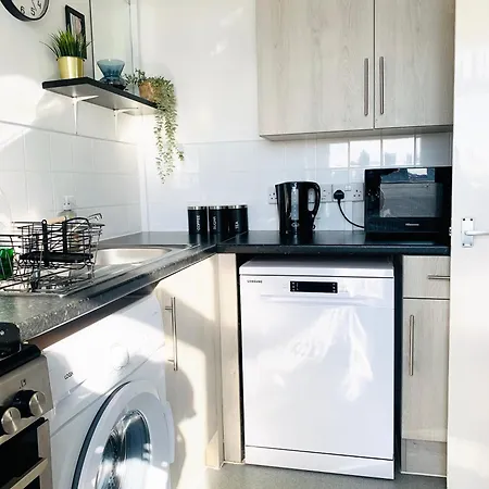 Business 2 Beds - Poplar - 2 Minutes From Station Apartment *