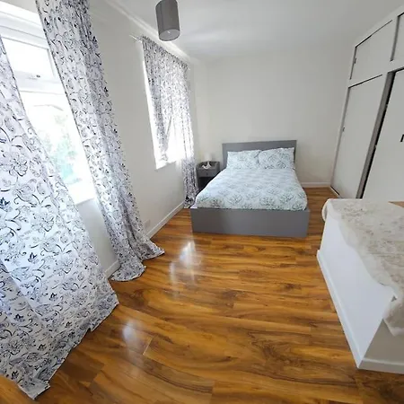 Feel At Away From Apartment *