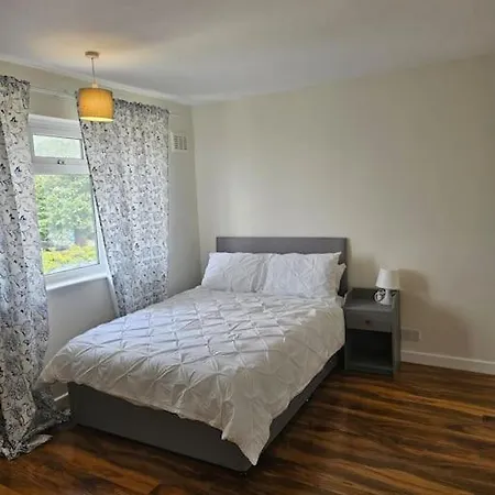 Feel At Away From Plumstead (Greater London)
