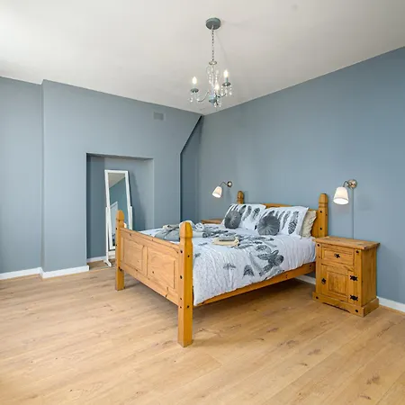 Beautiful House New Refurbished *
