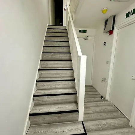 Urban Serenity South East 3 Bedroom House Apartment *