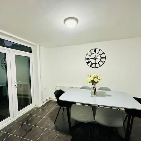 Apartment Urban Serenity South East 3 Bedroom House *