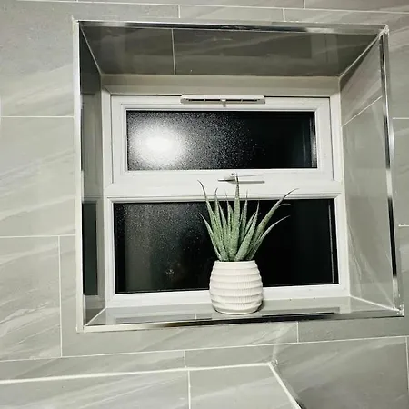 Apartment Urban Serenity South East 3 Bedroom House London