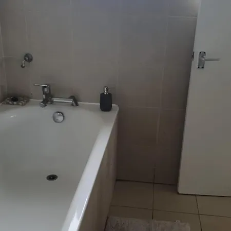 Spacious Wanstead Apartment- Sleeps 4! Londres