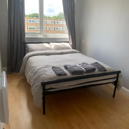 Spacious Wanstead Apartment- Sleeps 4! *