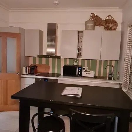 Holiday home Claremont - London