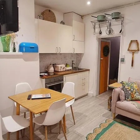 Holiday home Claremont - London