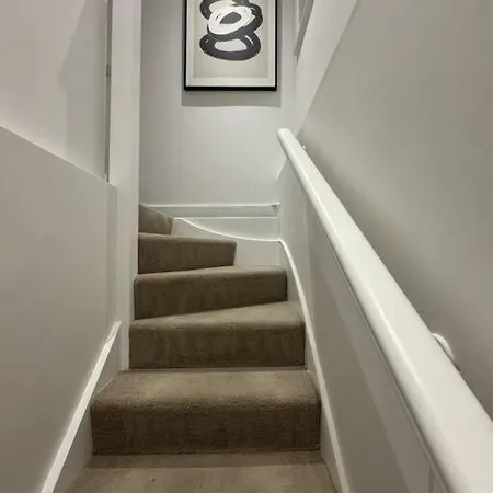 Luxxe 2br 2ba Duplex 5 Mins From Hither St - 65c *