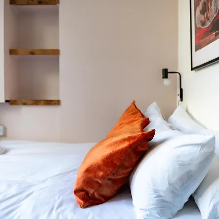 1 Bedroom Chic Flat By Hostarahomes, Sleeps Up To 4, Full Apartment, Location Apartment *