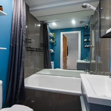 Apartment 1 Bedroom Chic Flat By Hostarahomes, Sleeps Up To 4, Full Apartment, Location *