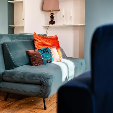 1 Bedroom Chic Flat By Hostarahomes, Sleeps Up To 4, Full Apartment, Location *