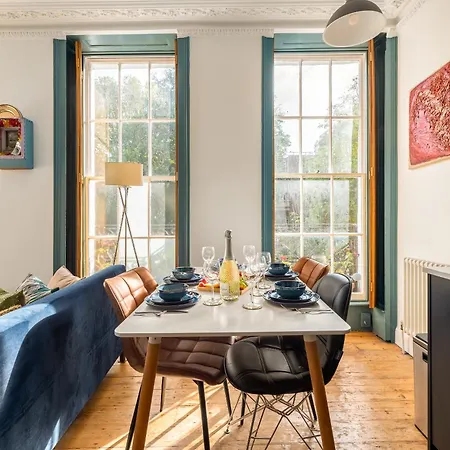 1 Bedroom Chic Flat By Hostarahomes, Sleeps Up To 4, Full Apartment, Location Apartment