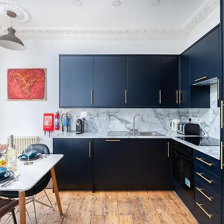 1 Bedroom Chic Flat By Hostarahomes, Sleeps Up To 4, Full Apartment, Location London