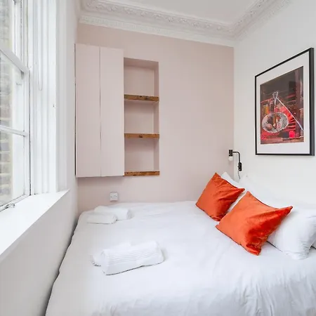 1 Bedroom Chic Flat By Hostarahomes, Sleeps Up To 4, Full Apartment, Location * London