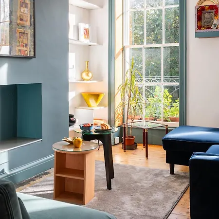 1 Bedroom Chic Flat By Hostarahomes, Sleeps Up To 4, Full Apartment, Location