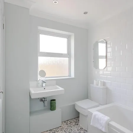 Newly Refurbished 4 Bedroom House In East Apartment