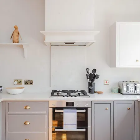 Newly Refurbished 4 Bedroom House In East