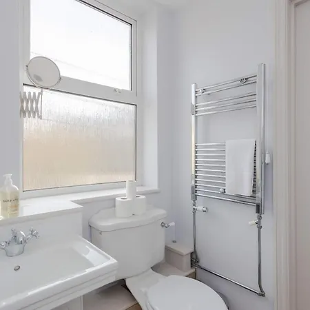 Newly Refurbished 4 Bedroom House In East Apartment London