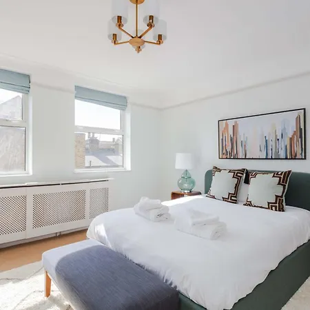 Newly Refurbished 4 Bedroom House In East Apartment *