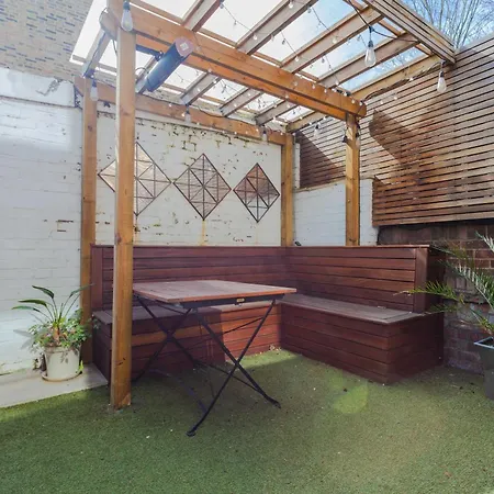Apartment Newly Refurbished 4 Bedroom House In East