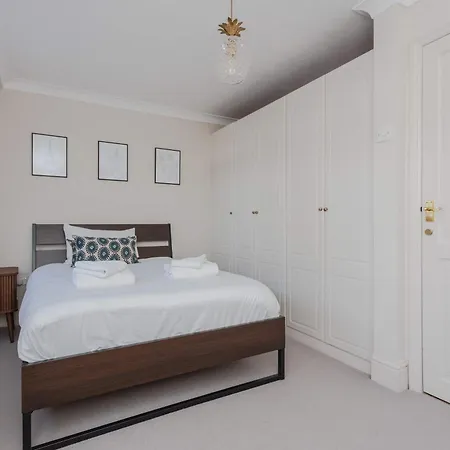 Newly Refurbished 4 Bedroom House In East