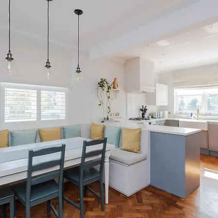 Newly Refurbished 4 Bedroom House In East Apartment