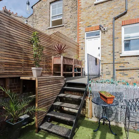 Apartment Newly Refurbished 4 Bedroom House In East