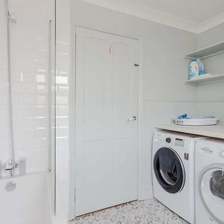 Apartment Newly Refurbished 4 Bedroom House In East