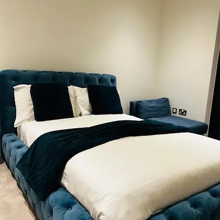 Apartment Luxury High Rise 2-bed With Lovely View In Canary Wharf London