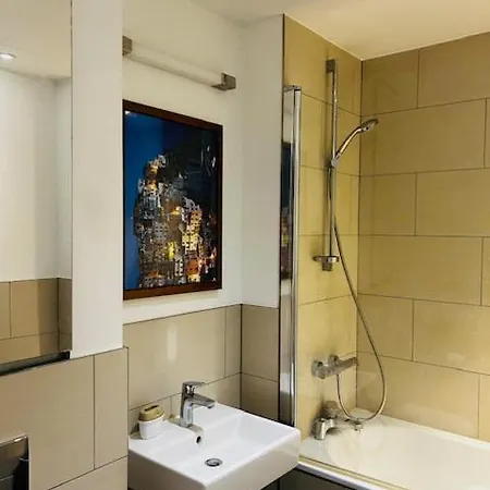 Luxury High Rise 2-bed With Lovely View In Canary Wharf * London