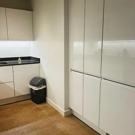 Apartment Luxury High Rise 2-bed With Lovely View In Canary Wharf