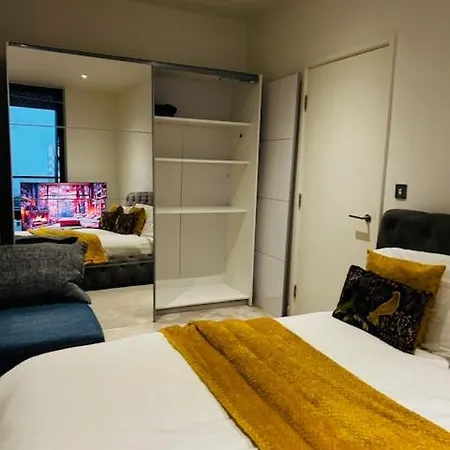 Apartment Luxury High Rise 2-bed With Lovely View In Canary Wharf London