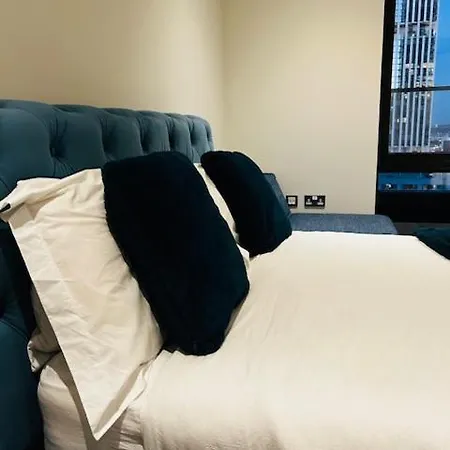Luxury High Rise 2-bed With Lovely View In Canary Wharf London