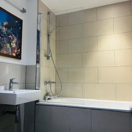 Luxury High Rise 2-bed With Lovely View In Canary Wharf *