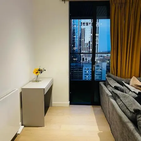 Luxury High Rise 2-bed With Lovely View In Canary Wharf London