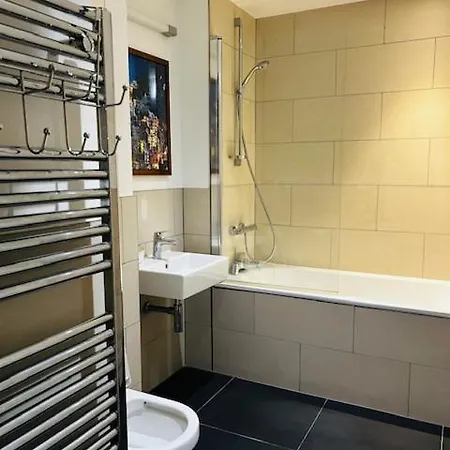 Apartment Luxury High Rise 2-bed With Lovely View In Canary Wharf London