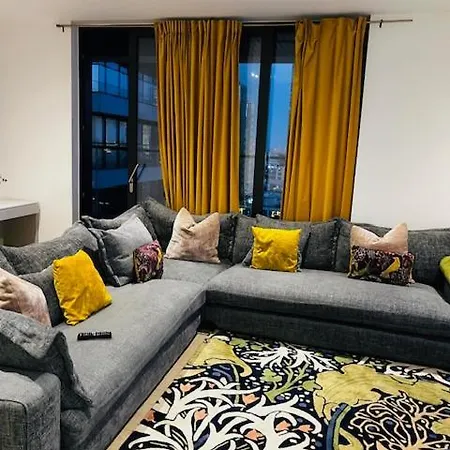 Luxury High Rise 2-bed With Lovely View In Canary Wharf London